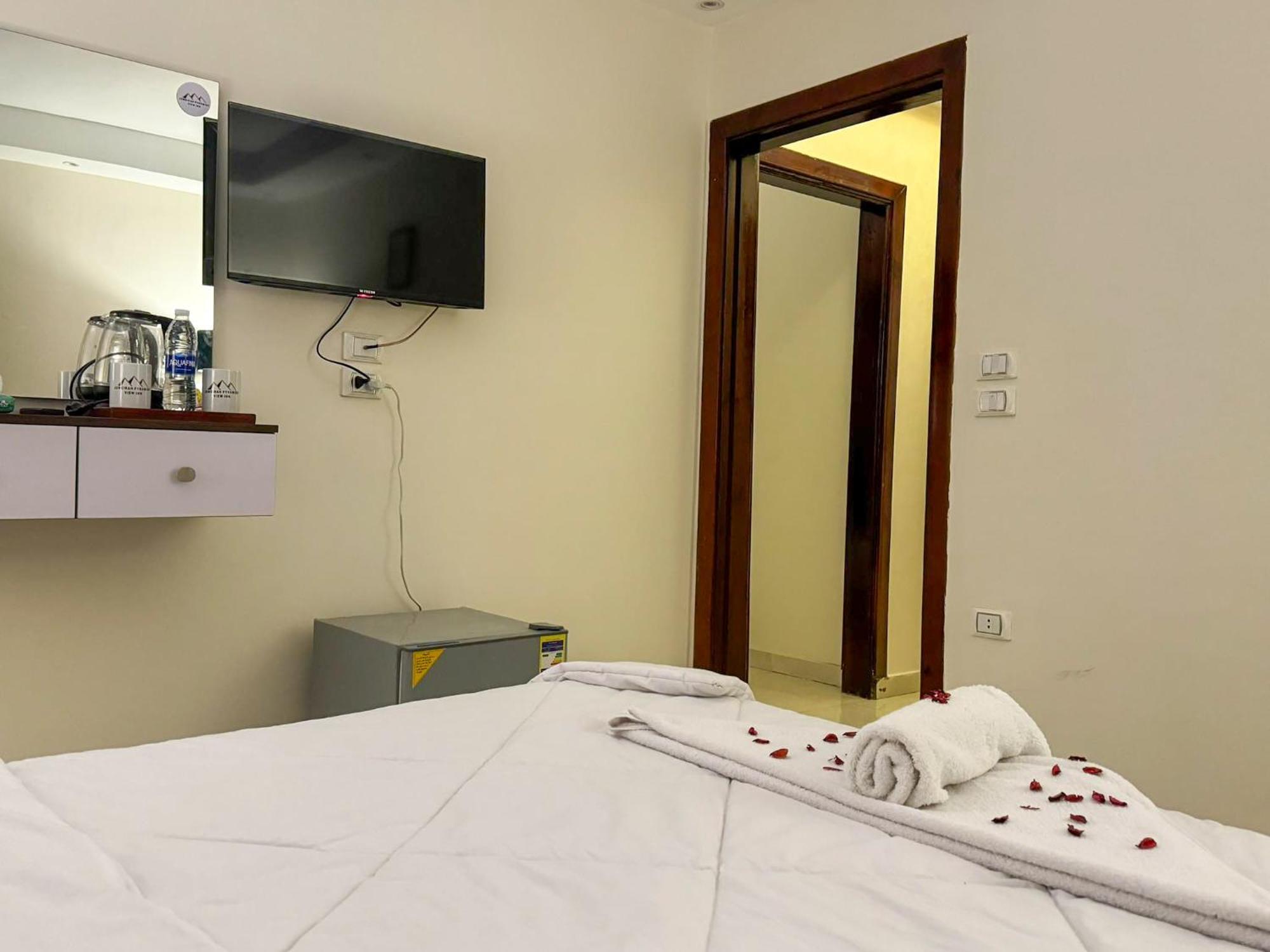 Jumeirah Pyramids View Inn Kafret el-Gabal Room photo